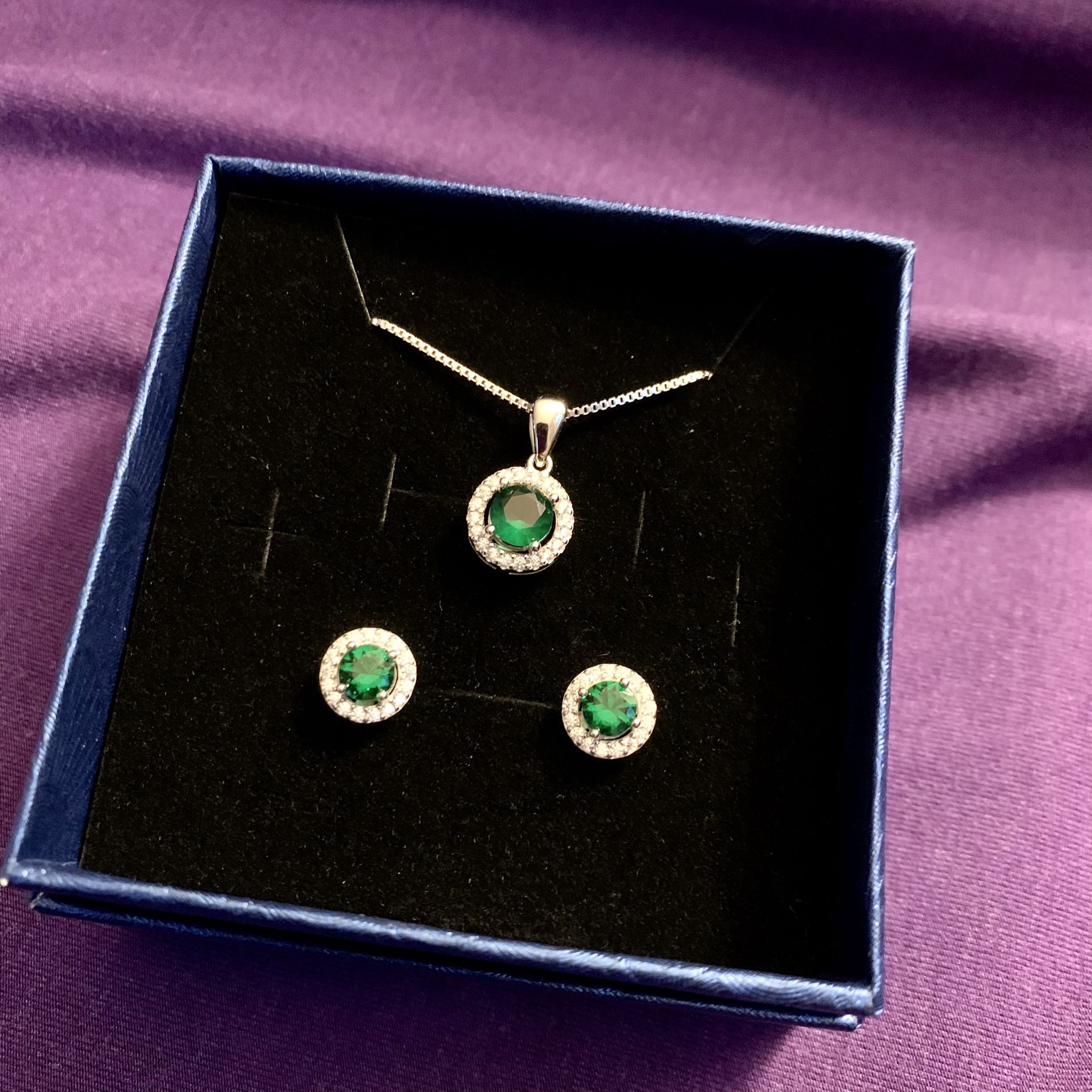 Halo emerald necklace & earrings set In Sterling Silver