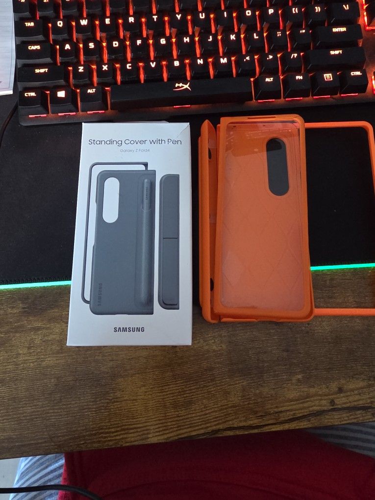 2 Z FOLD 4 Cases With StandsAnd 2 S-PENS