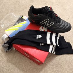 New Balance Mens 9.5 2E Wide With Socks-guards