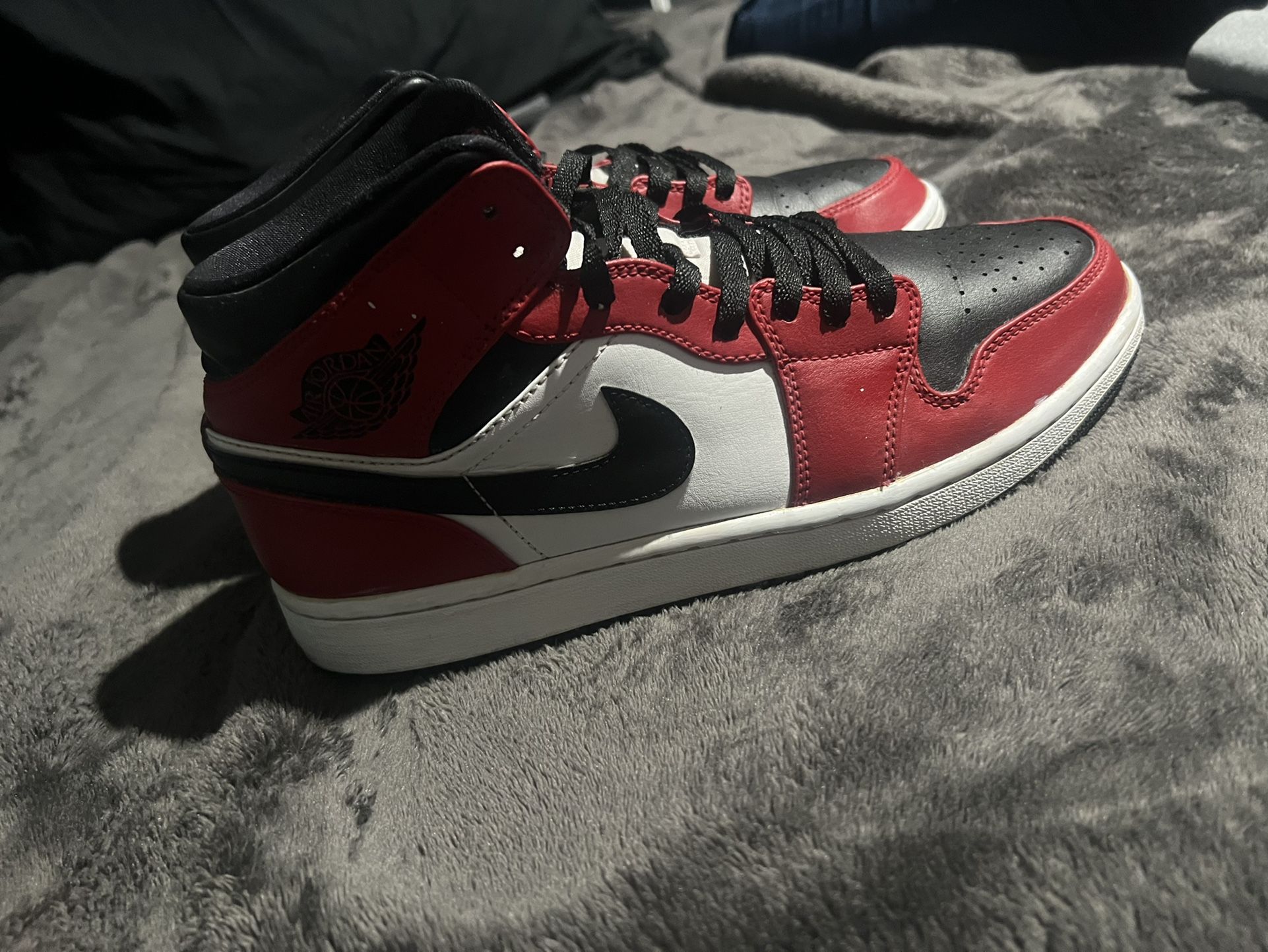 Jordan Black Toe 1 Mid 