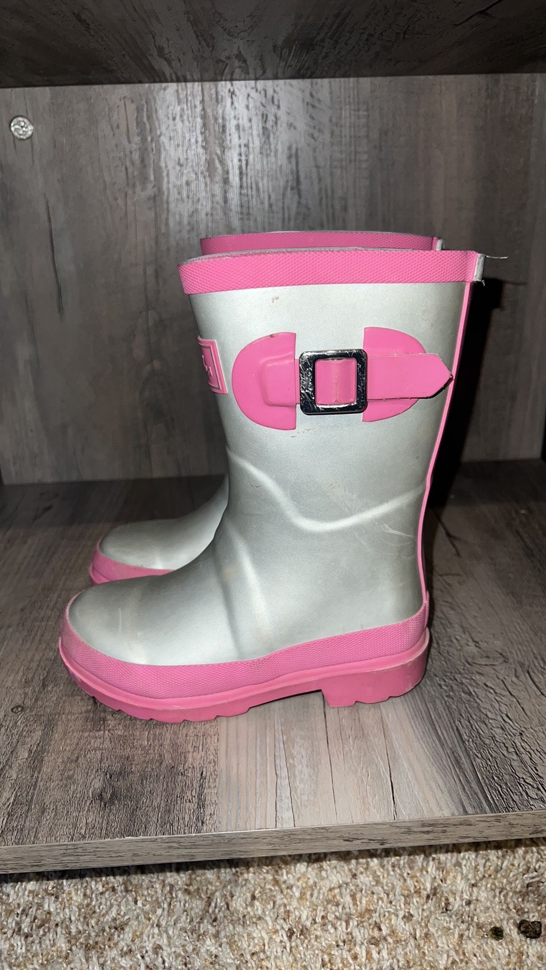 JOULES SILVER & PINK RAIN BOOTS *SIZE TODDLER 11. The buckle broke off on 1 of the boots - would make great play rain boots