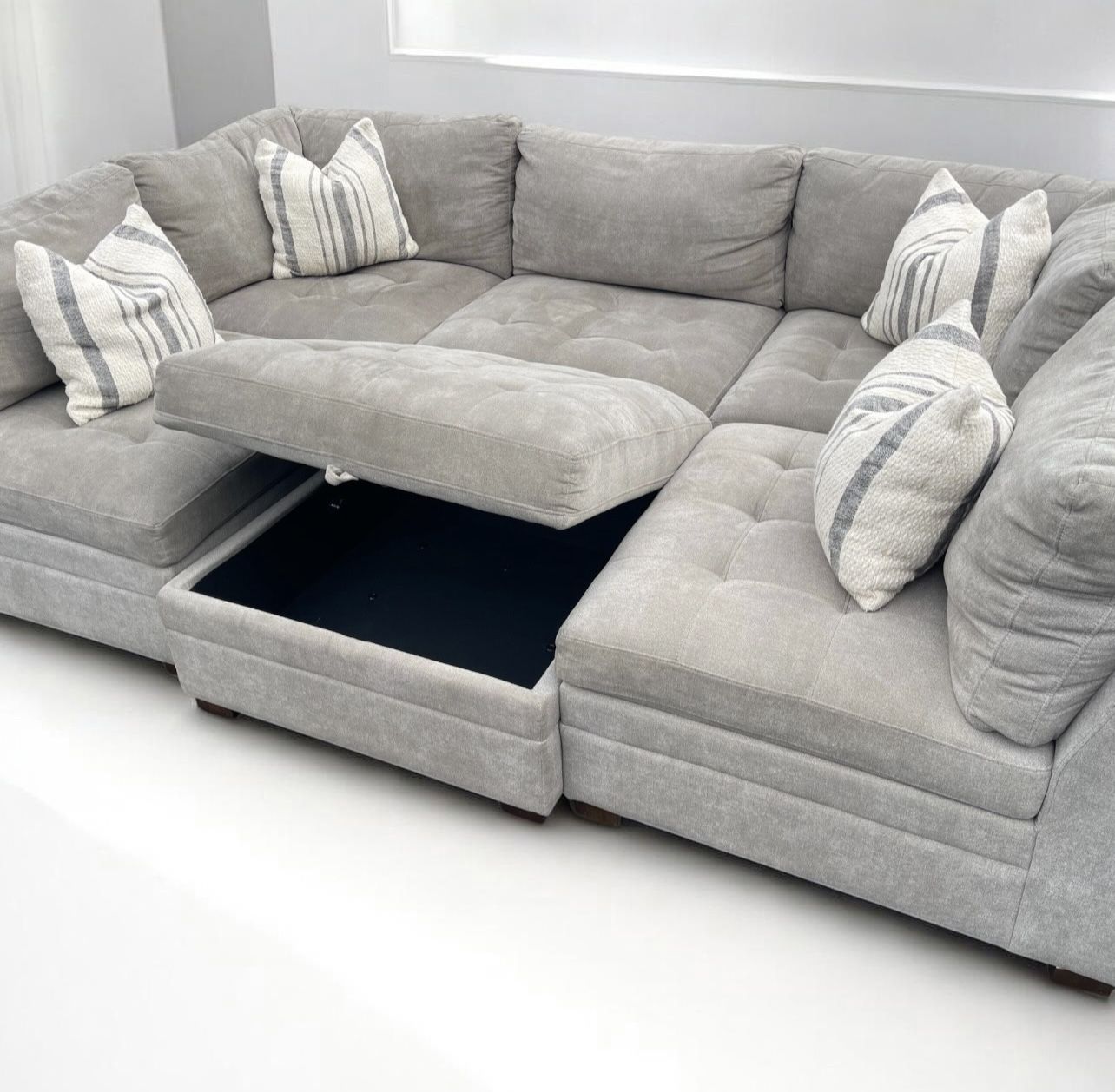 FREE DELIVERY!! Gorgeous Modular Sectional