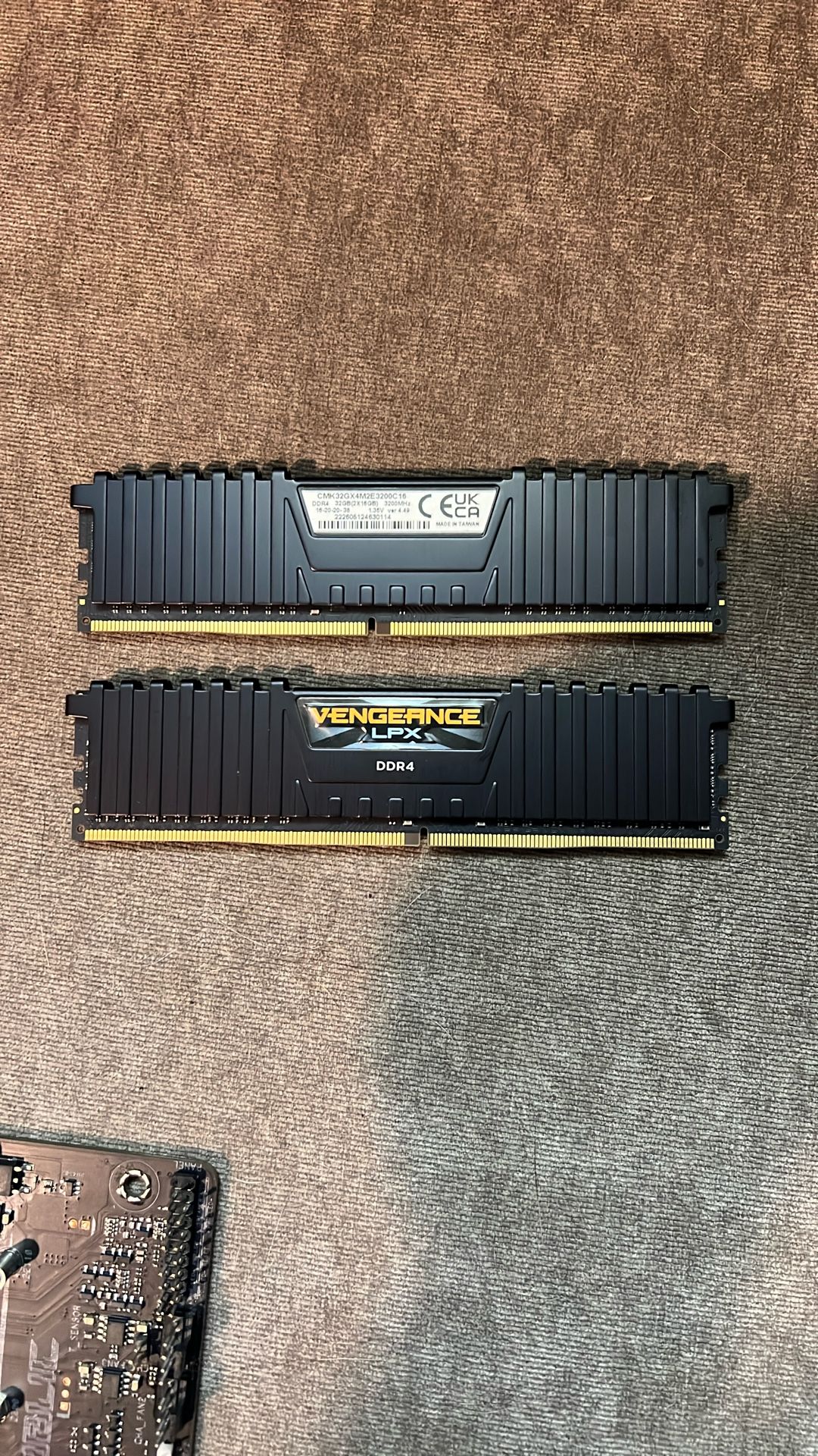 32 GB RAM (2x16 CORSAIR Vengeance)