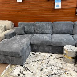Sectional sofa w/2 accent pillows