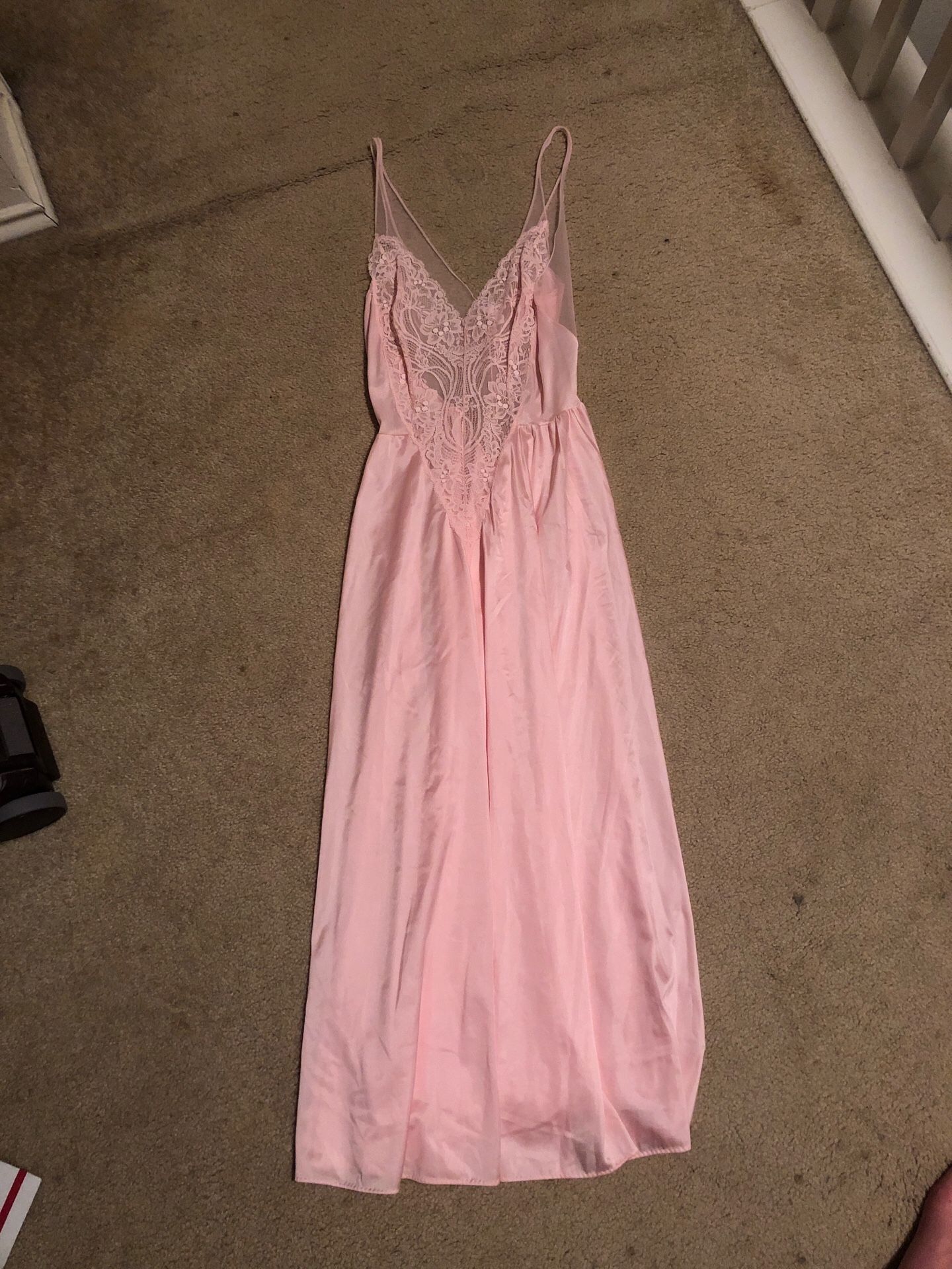Very pretty never worn pink nightgown with lace