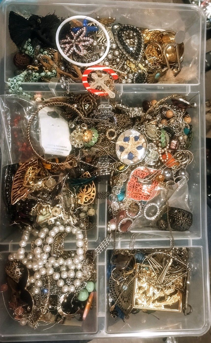  Craft Jewelry And Wearable Lot