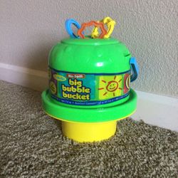 Big Bubble Bucket w/ 3 Giant Wands 