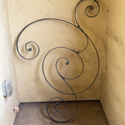 Indoor/Outdoor Metal Wall Décor / Garden Trellis – Large Swirl Design