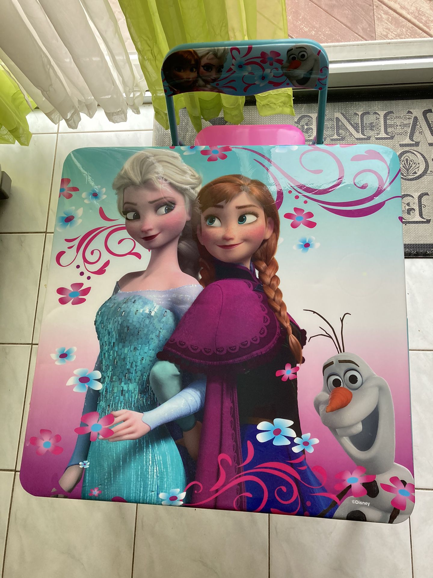 Children Elsa and Anna table and chair