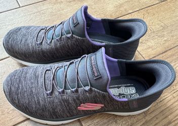 Women’s size 10 Skechers hands free