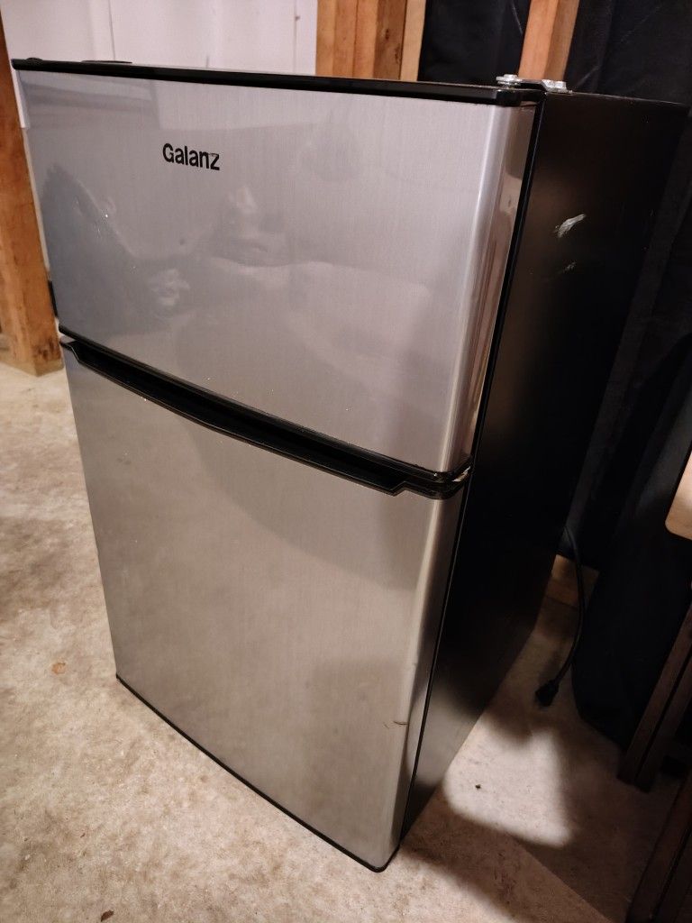 Galanz Mini Fridge, Brand New Condition! GE, Samsung, Frigidaire, LG