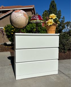 White Modern Dresser Chest of Drawers Furniture Excellent Condition