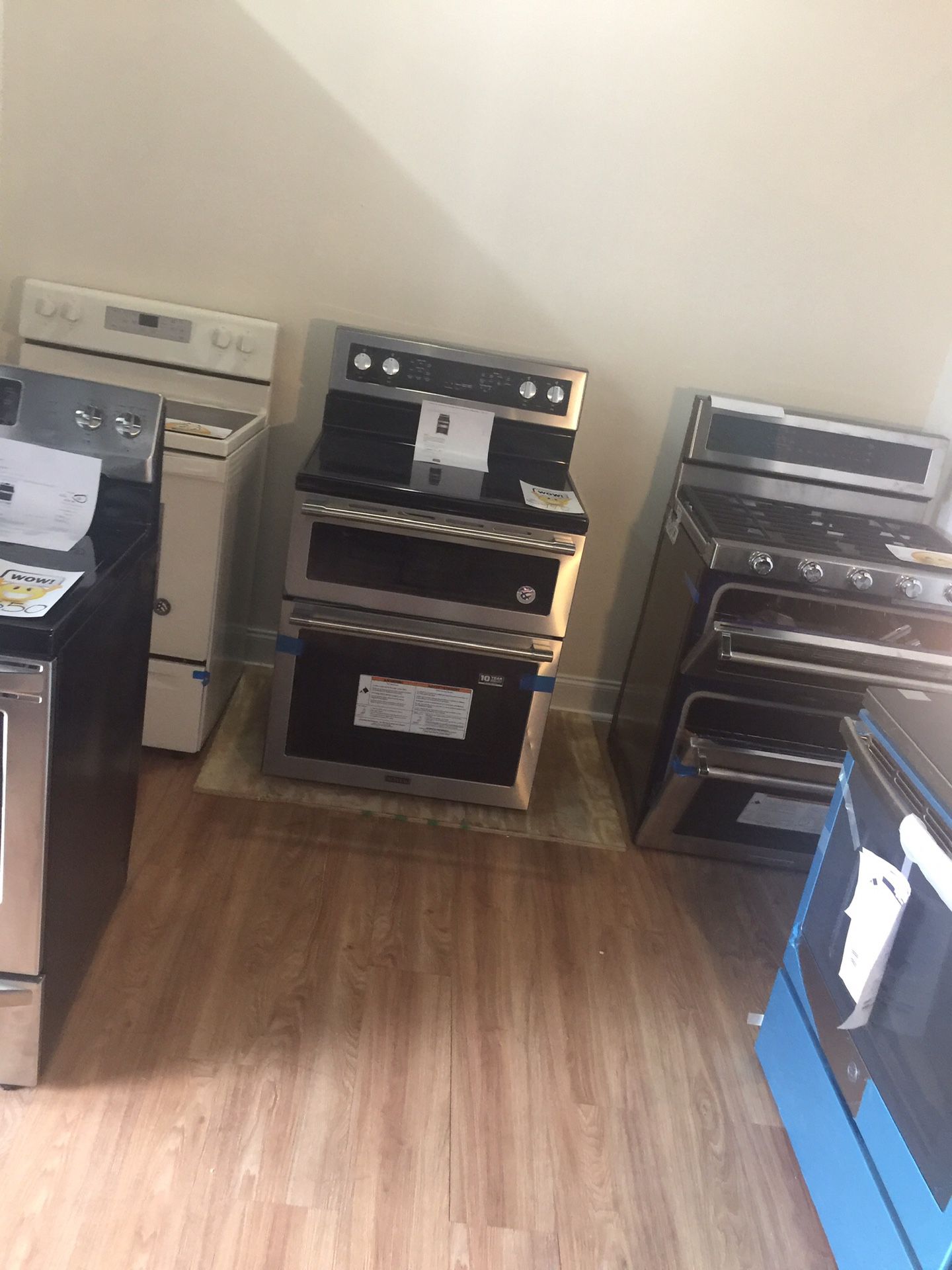 Appliances, Refrigerator and Stove scratch and Dent Sale