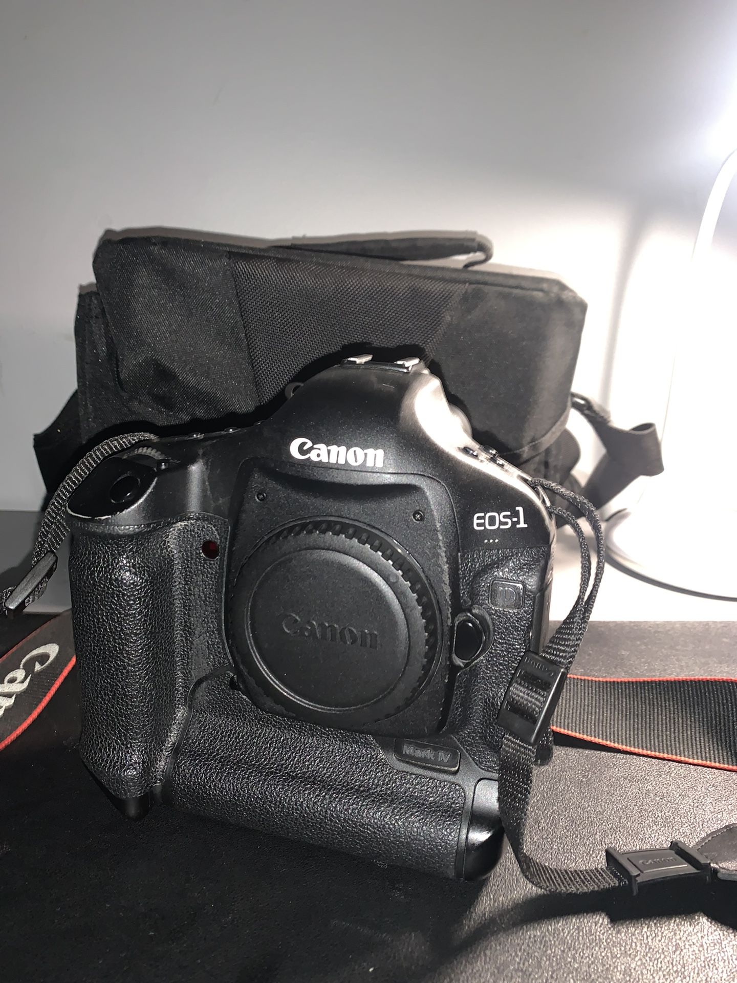 Canon EOS 1D MK4 16.1 MP SLR / 50mm Lens + Flash