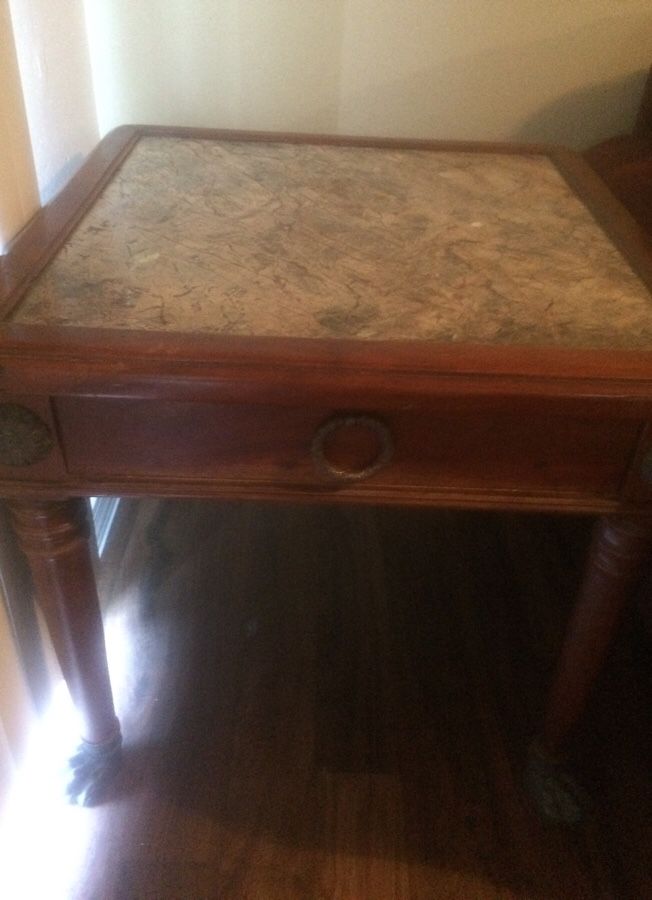 Marble end table great condition