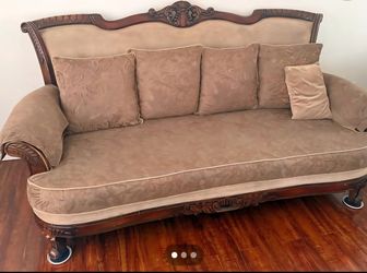 Vintage/Elegant large love sofa & coffee table.