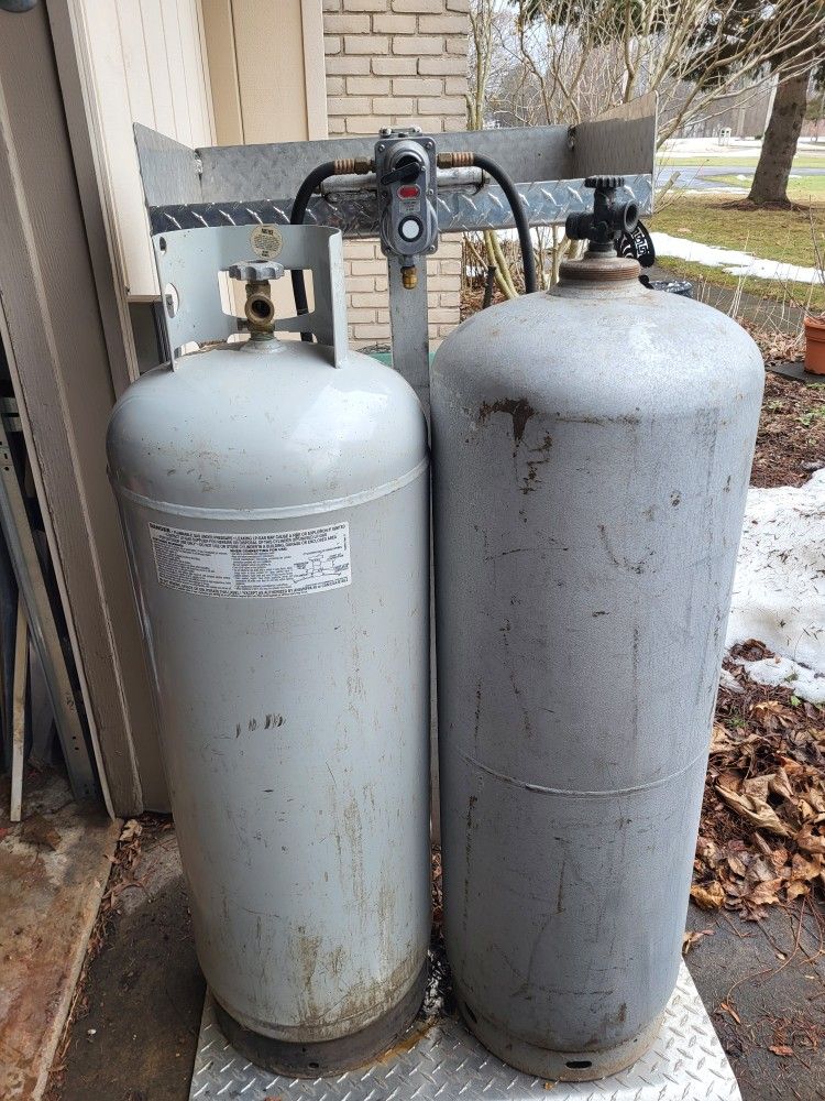 100 Lb & 60 Lb Propane Tanks With Stand