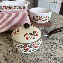 Set Of 3 sheffield strawberries n cream Sauce Pan And Casserole Dishes
