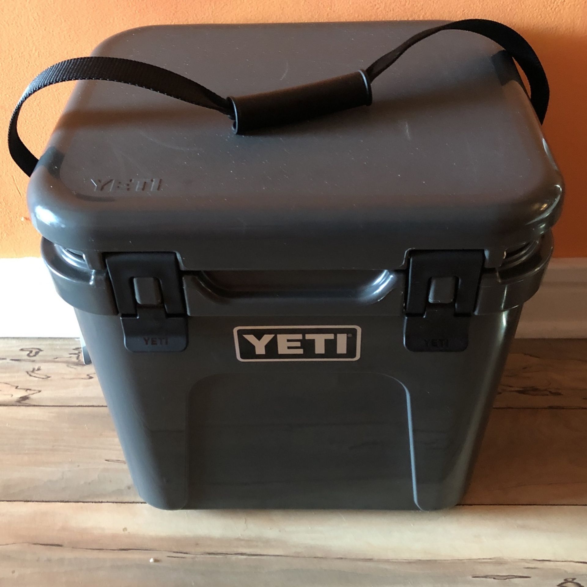 Yeti Charcoal Roadie 24 Cooler