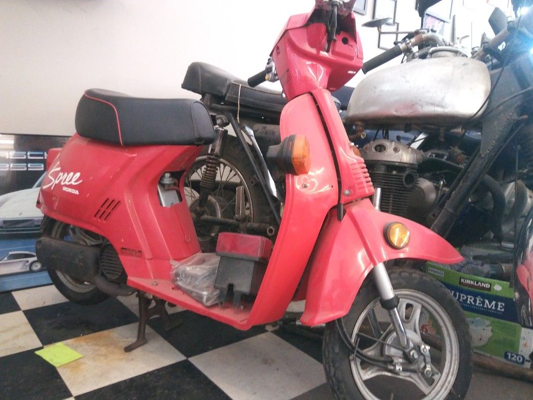1986 Honda Spree Moped WA Title 1762 miles. Nice shape for Sale in