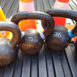 KETTLEBELLS  (SINGLE)  :   20LB.   /   22LB.   /  26LB.
