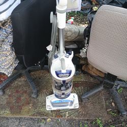 NICE SHARK PROFESSIONAL VACUUM 
