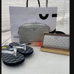 Michael Kors Set NWT Flip flops size 9 Serious inquiries only please  Pick up location in the city of Pico Rivera 