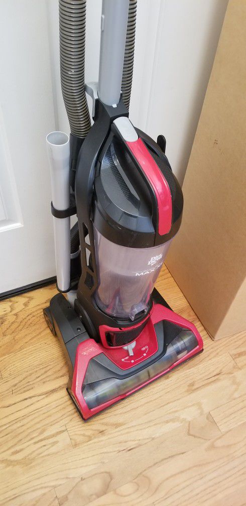 NEW cond  DIRT DEVIL VACUUM CLEANER WITH ATTACHMENTS  , AMAZING SUCTION  , WORKS EXCELLENT  , IN THE BOX 