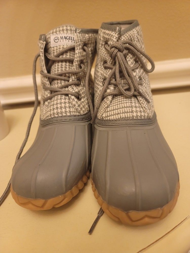 Womens Snow Boots Size 7 Grey/white