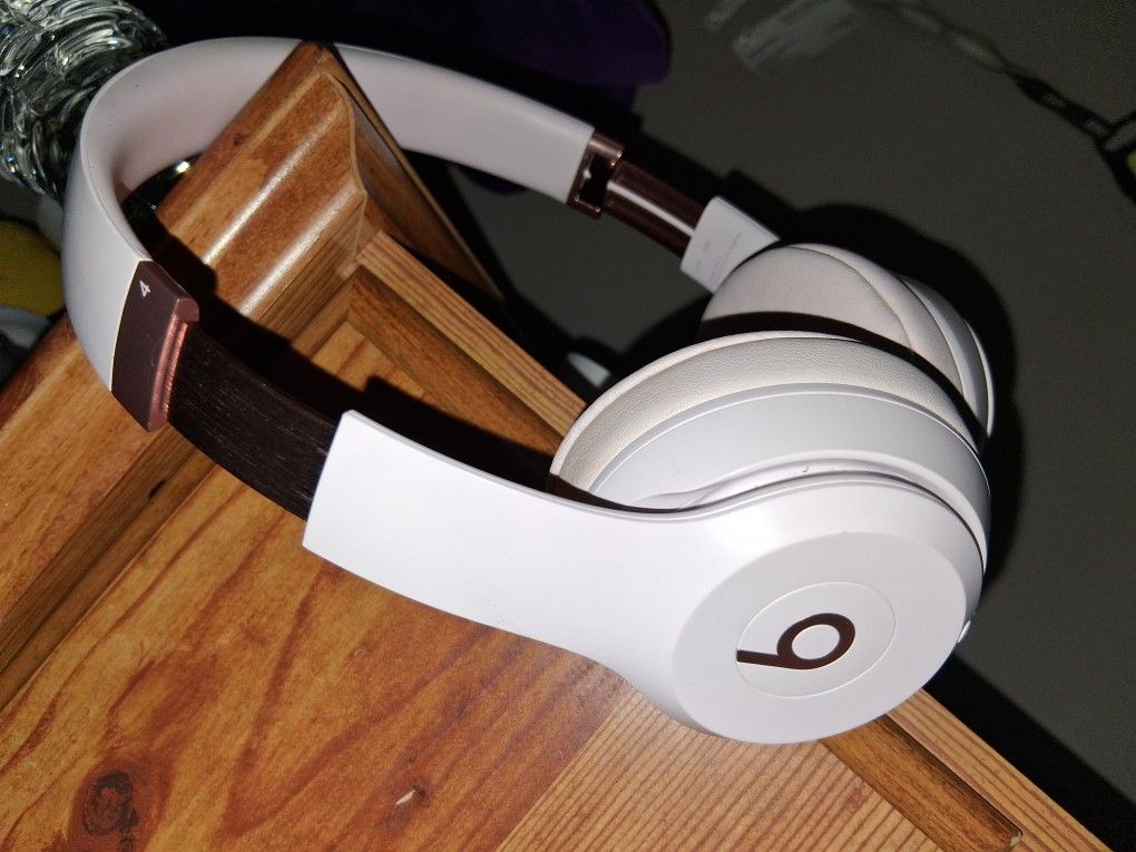 BEATS SOLO 4 $120 (O.B.O)