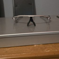Title: Oakley Radar EV – Silver Frame – Lenses Missing – Soft Bag Included