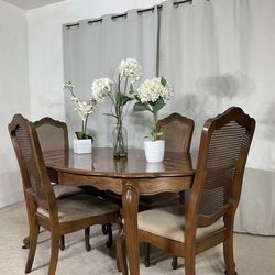 Gorgeous BROYHILL Extendable Dining Table & 4 Pressed Back Chairs