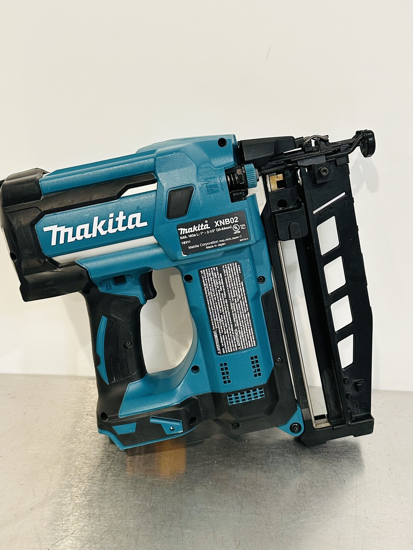 Makita XNB02 Cordless 2-1/2 in. Straight Finish Nailer