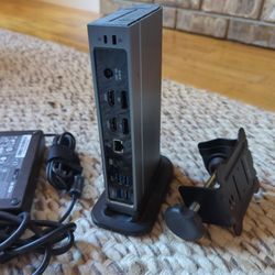 Thunderbolt 4 Quad Video Docking Station