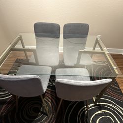 Dining table set with chairs and rug included