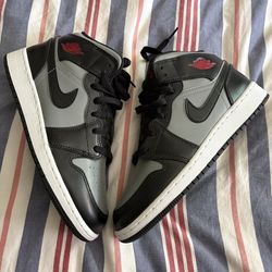 New Jordan 1 Mid Shadow Red Size 6.5 youth