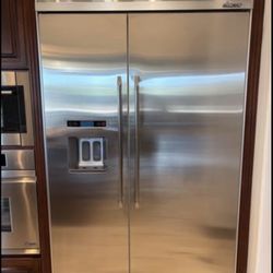 Dacor 48″ Built-In Fridge/Freezer w/ Ice & Water