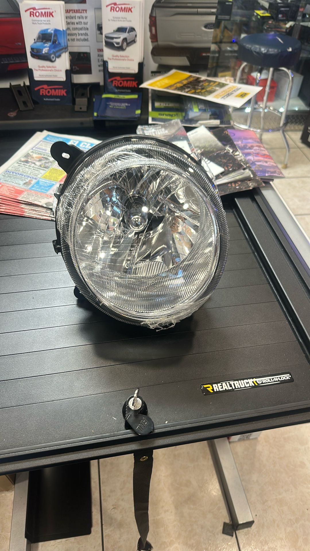 Eagle Eyes Passenger Right Side Replacement Headlight