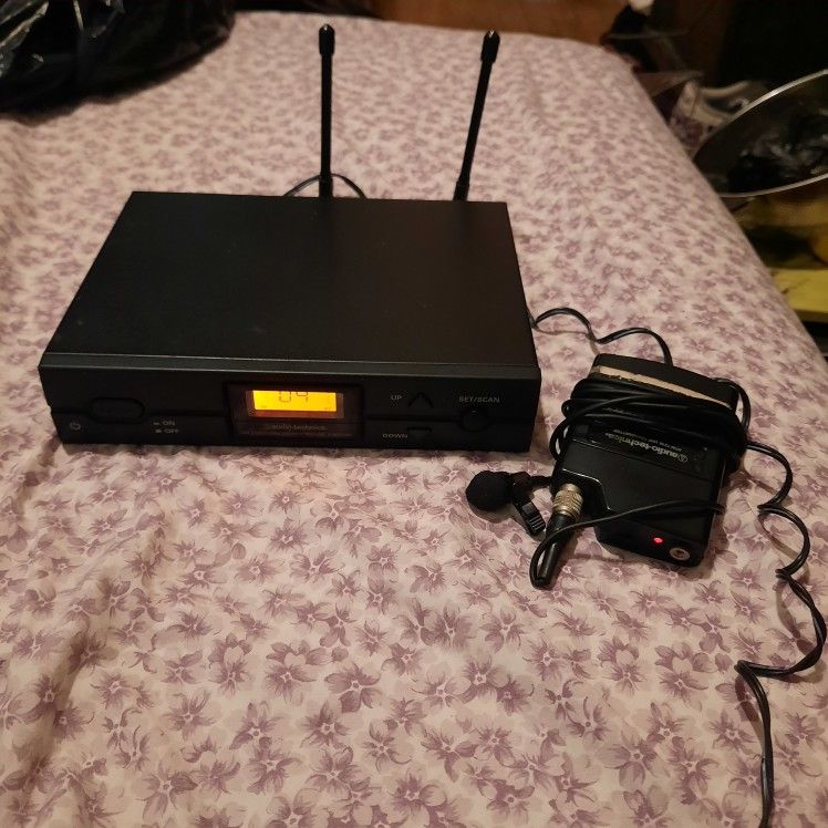 Uhf Synth Reviever With Bodypack Transmitter