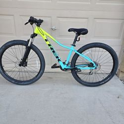 TREK MARLIN 5 MOUNTAIN BIKE (SMALL FRAME)