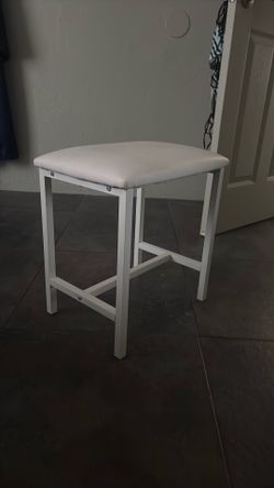 White stool/chair