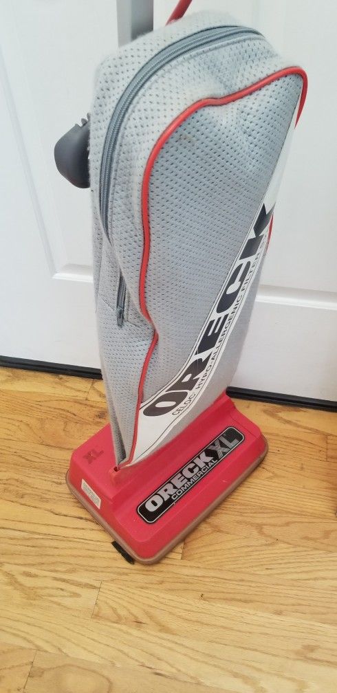 COMMERCIAL ORECK VACUUM , WORKS EXCELLENT. , IN THE BOX