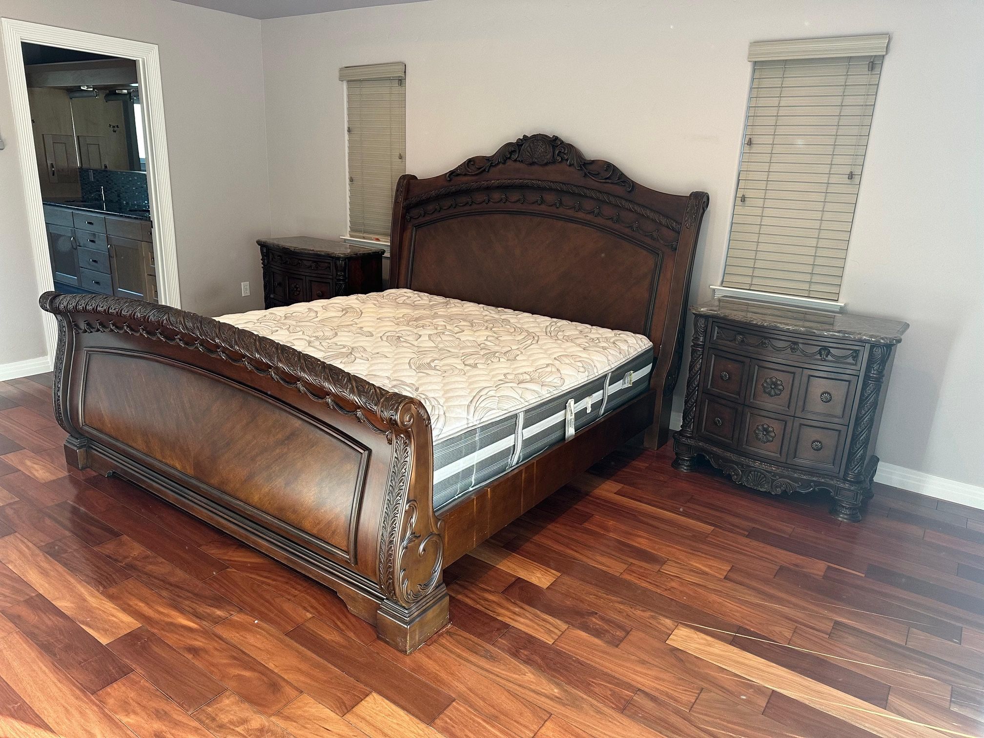 Beautiful King Size Bed With Mattress/hermosa cama Tamaño King Con Colchón