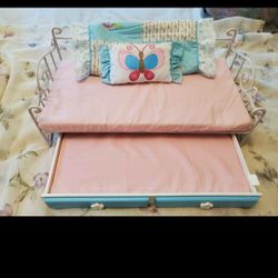 American Girl  Curlique Trumble Daybed 