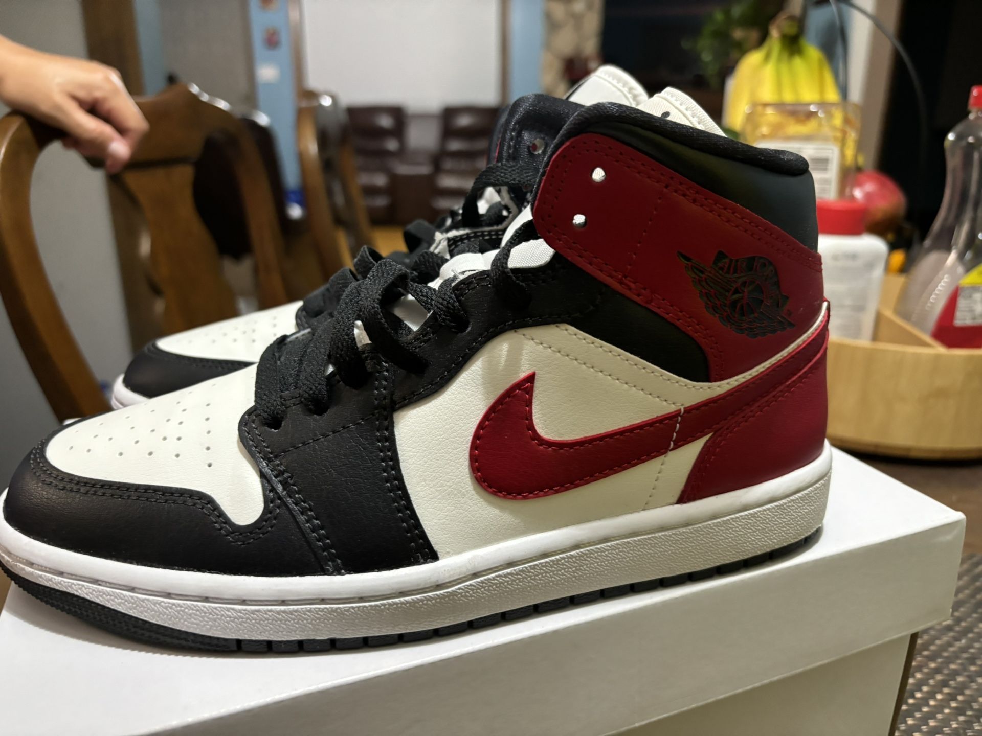 Women’s Jordan’s 1 Mids Size 8