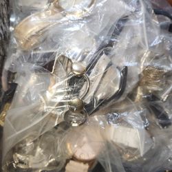 BAG OF BROKEN WATCHES $20 ABOUT 40 SOME NEED BATTERIES  LOTS ARE BROKEN BANDS DIY CRAFTS