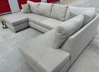 FREE DELIVERY-COMFY SECTIONAL!!