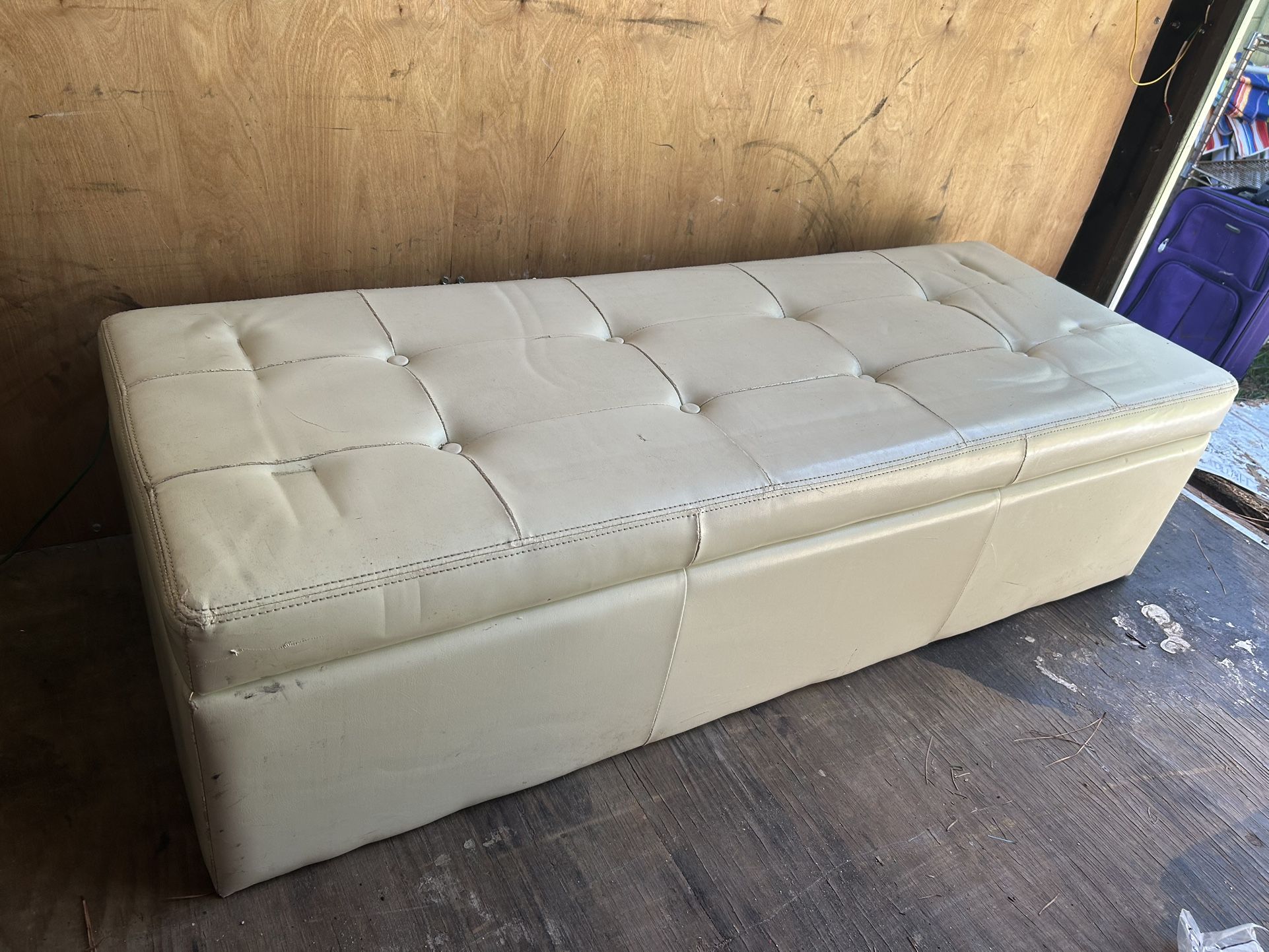 Crème Ottoman With Storage 