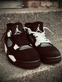 Jordan 4s  size 9.5