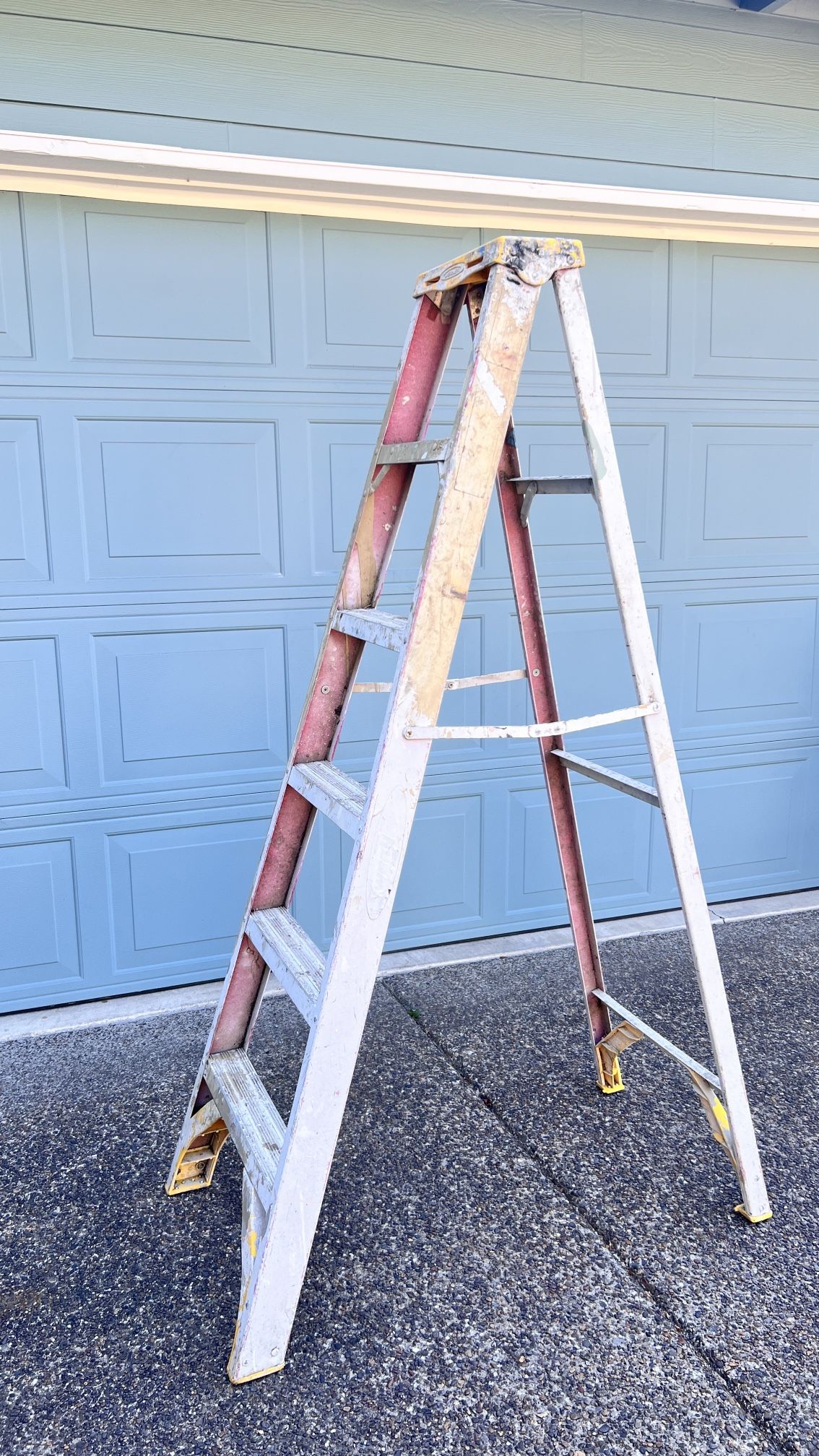🪜 Werner 6 ft. Fiberglass Step Ladder – Durable & Reliable